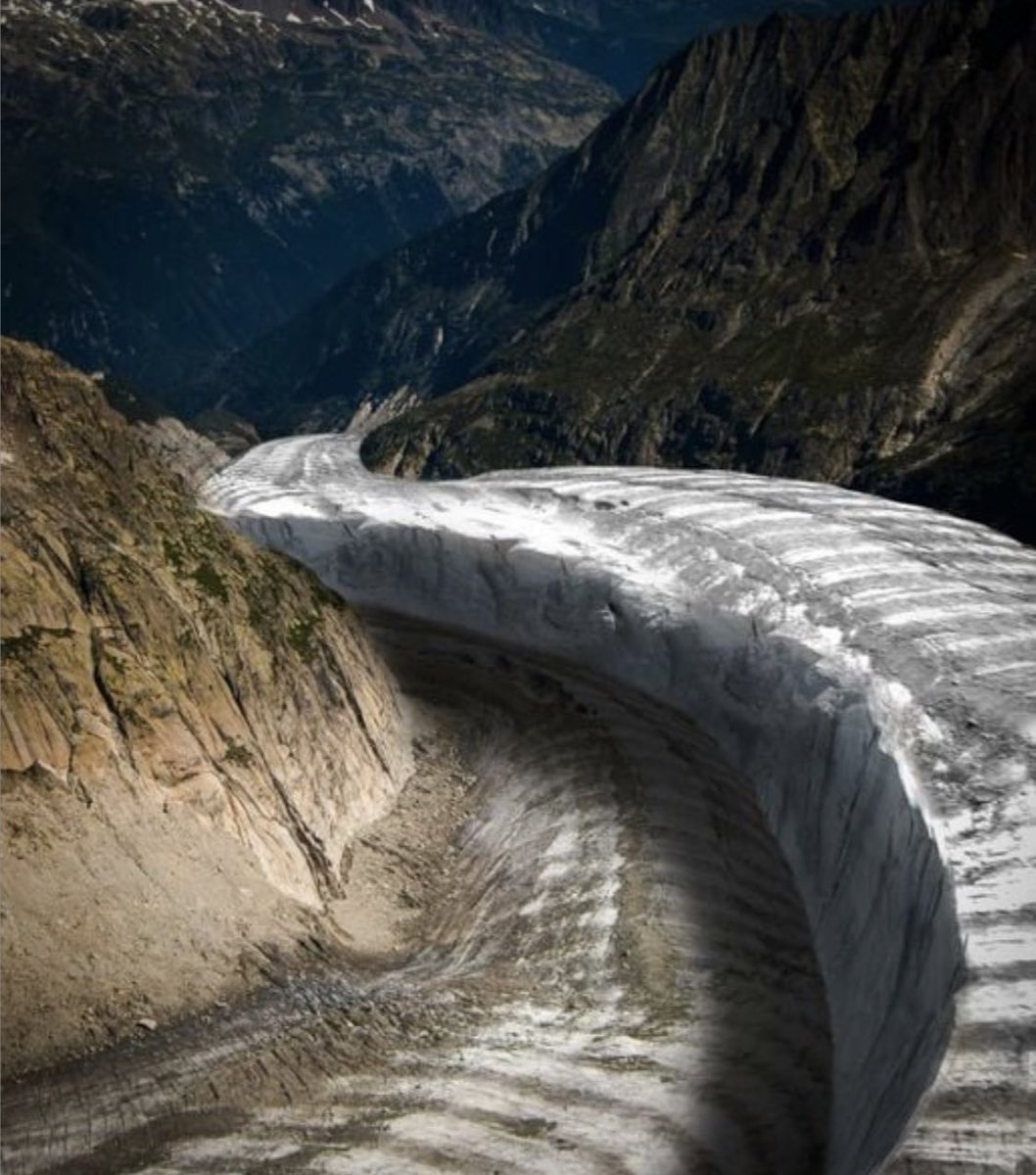 Questa grafica spiega quanto ghiaccio è sparito dalla Mer de Glace sul Bianco in 100 anni: 115m di altezza, 2km in lunghezza. Nel 1985 dall’arrivo della funivia che conduceva al ghiacciaio c’erano 3 scalini che portavano al ghiaccio. Oggi bisogna salirne 500 e ogni anno aumentano