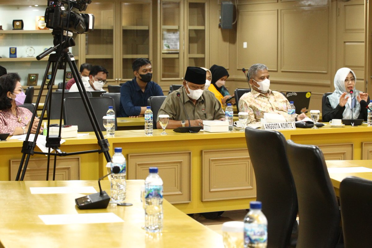Intsiawati's tweet photo. Rapat Dengar Pendapat Umum  Komite I DPD RI bersama Universitas Syiah Kuala, UIN Ar-Ranity, Universitas Malikussaleh dan Universitas Teuku Umar Aceh terkait Evaluasi atas Pelaksanaan Undang-Undang No. 11 Tahun 2006 tentang Pemerintahan Aceh.

#dpdri #intsiawati #iauntukriau https://t.co/PRYnksnYPw