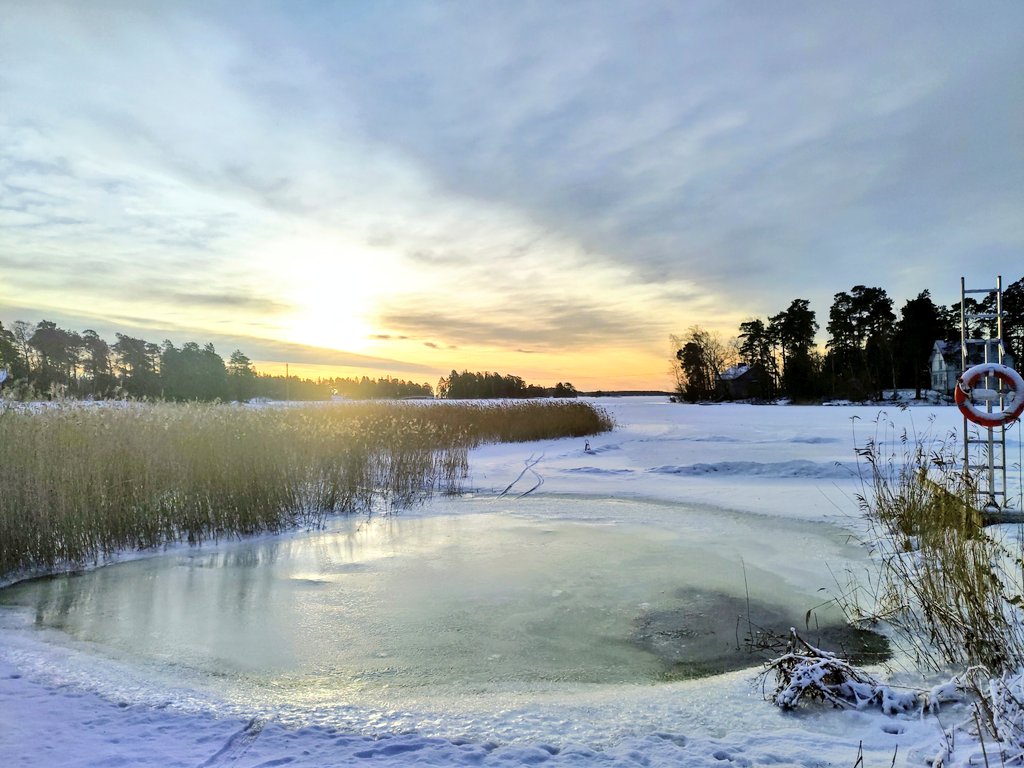 TuulaHelander's tweet photo. Jäinen #keidas, vain yksi pilkkijä saaren edustalla. https://t.co/2pOaOVezBO