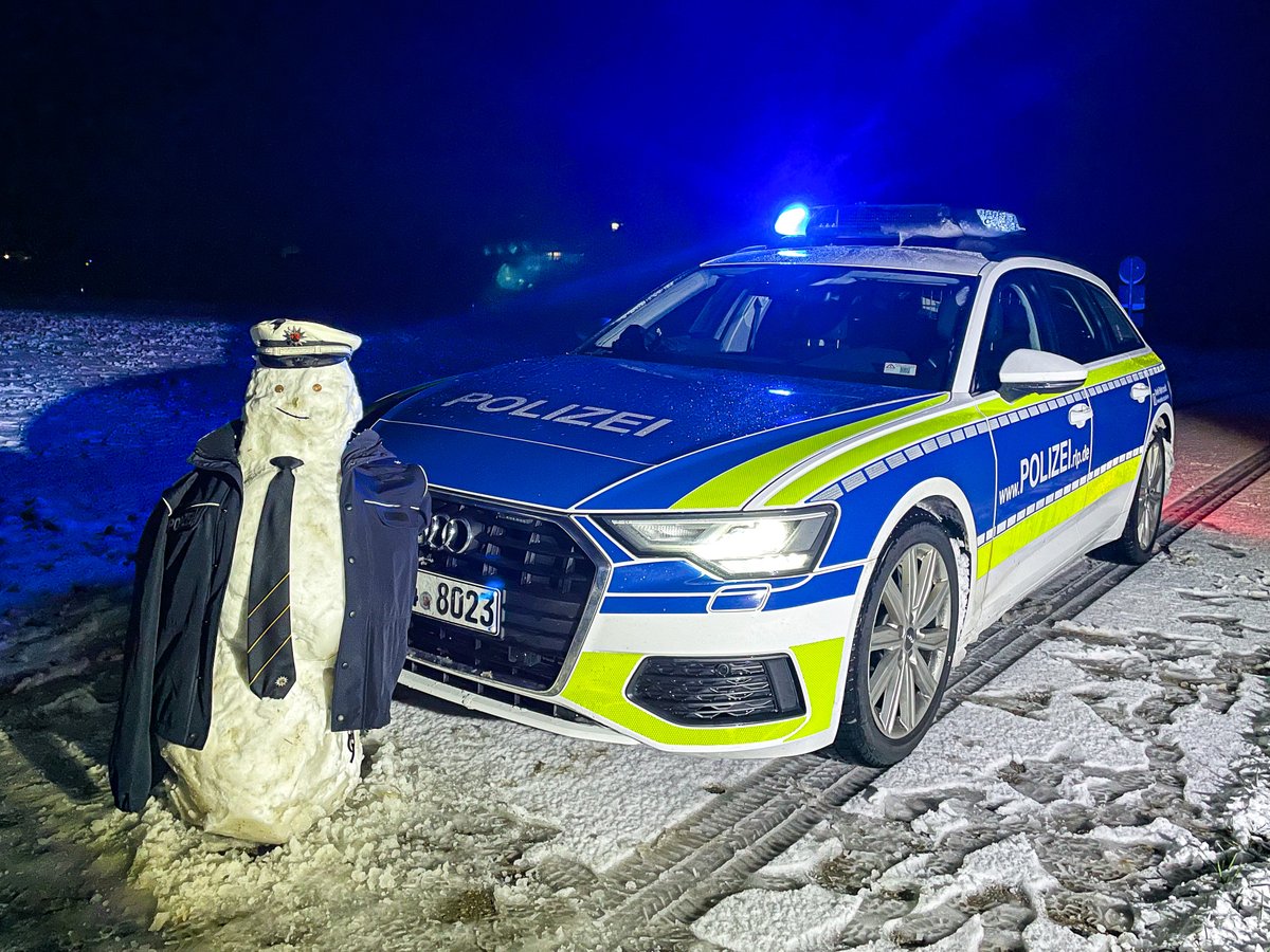 PolizeiTrier's tweet photo. Wusstet ihr schon, dass heute der🌐internationale Tag des #Schneemanns⛄️ ist #WDOSM ? Das Datum ergibt sich aus der Form: die "8" steht symbolisch für den Schneemann und die "1" für den Stock, der unserem Schneemann aus #Bitburg fehlt. Rechnet bei diesem Wetter mit ❄️ & Eis. *ksc https://t.co/IEBDDoAZs5