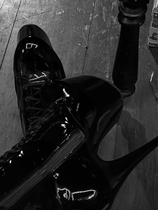 Kiss them puppy 🖤👠🔪 https://t.co/saBF2JGgac<a href="/tag/newprofilepic"class="tags"><span>#newprofilepic</span></a>