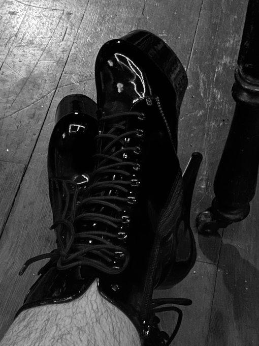 Kiss them puppy 🖤👠🔪 https://t.co/saBF2JGgac<a href="/tag/newprofilepic"class="tags"><span>#newprofilepic</span></a>