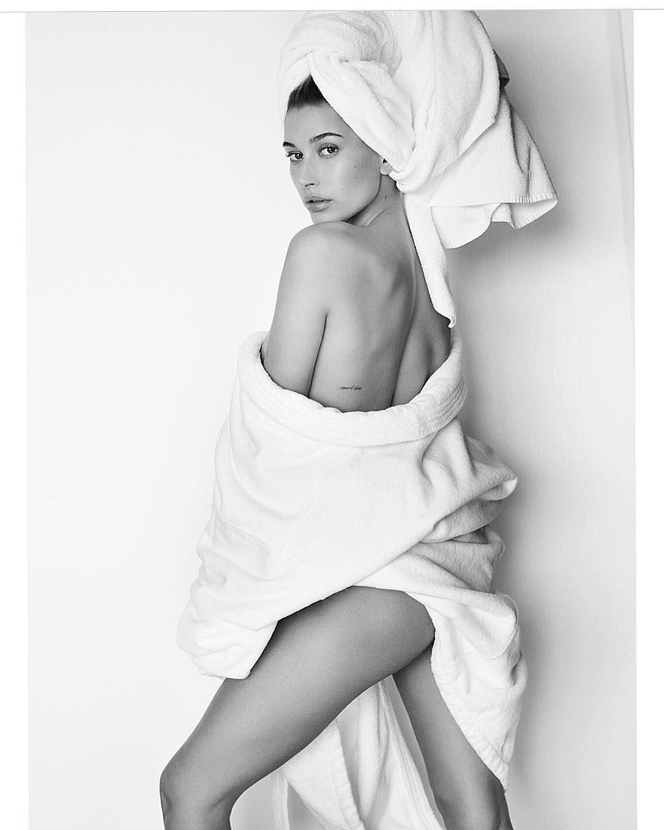 BALDWINDAlLY's tweet photo. hailey baldwin, Towel Series 139 by Mario Testino https://t.co/ebCnS7aqTb