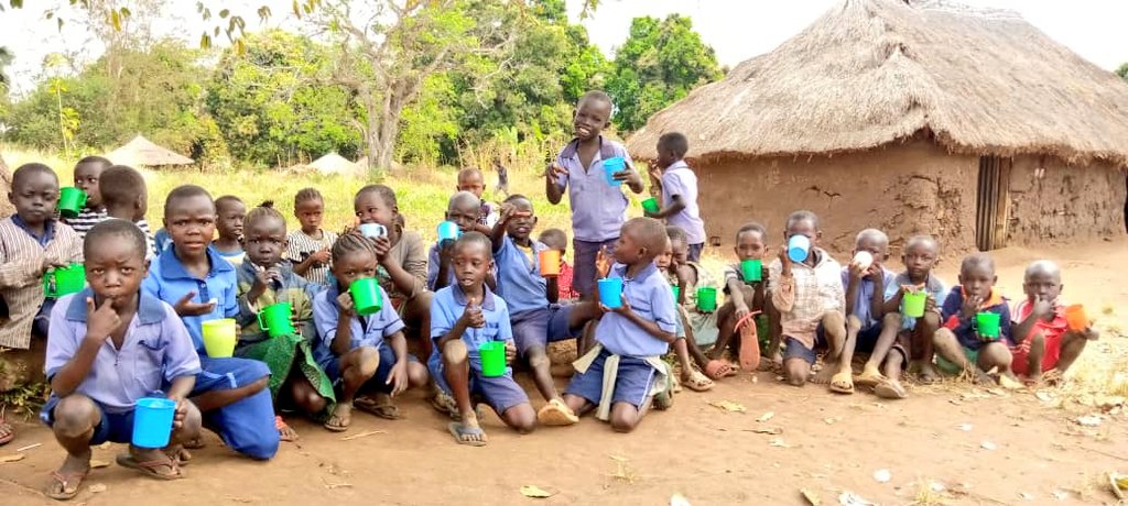 Joy of sharing hot corn potage with those children from Maridi a beautiful place in Western Equatoria. <a href="/eatBCH/">eatBCH</a> <a href="/eatBCH_VE/">eatBCH Venezuela</a>