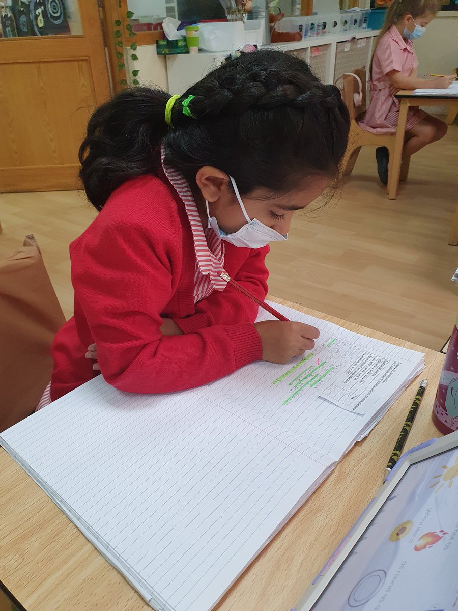 DESSyear2's tweet photo. #DESSYear2Red are working as hard as Worker bees! Learning all about #similies in @DESSliteracy https://t.co/D6GpR8tuTt