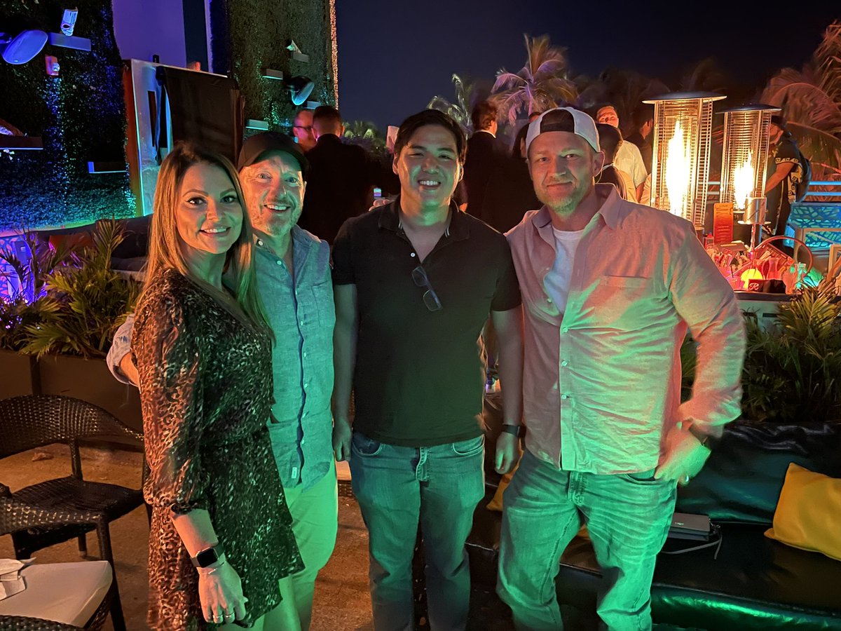 I got to meet Michael Kong and John Morris tonight. 2 of the kindest gentlemen $ftm
@FTMAlerts <a href="/michaelfkong/">Kong.sonic</a>