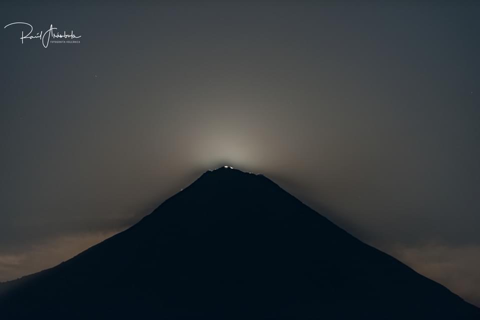 webcamsdemexico's tweet photo. ‘’Erupción Lunatica’’ 
La luna llena saliendo del cráter del #VolcandeColima

Vía: @M_Dr_Vulcano.
https://t.co/TAqdiOvRAV