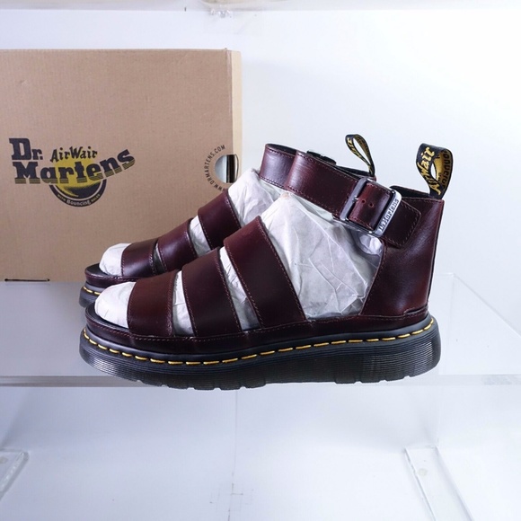 criminalcal's tweet photo. So good I had to share! Check out all the items I'm loving on @Poshmarkapp from @klcoz2 #poshmark #fashion #style #shopmycloset #drmartens #tommyhilfiger: https://t.co/PqOGsYpVfK https://t.co/Zsg7D2ja5j