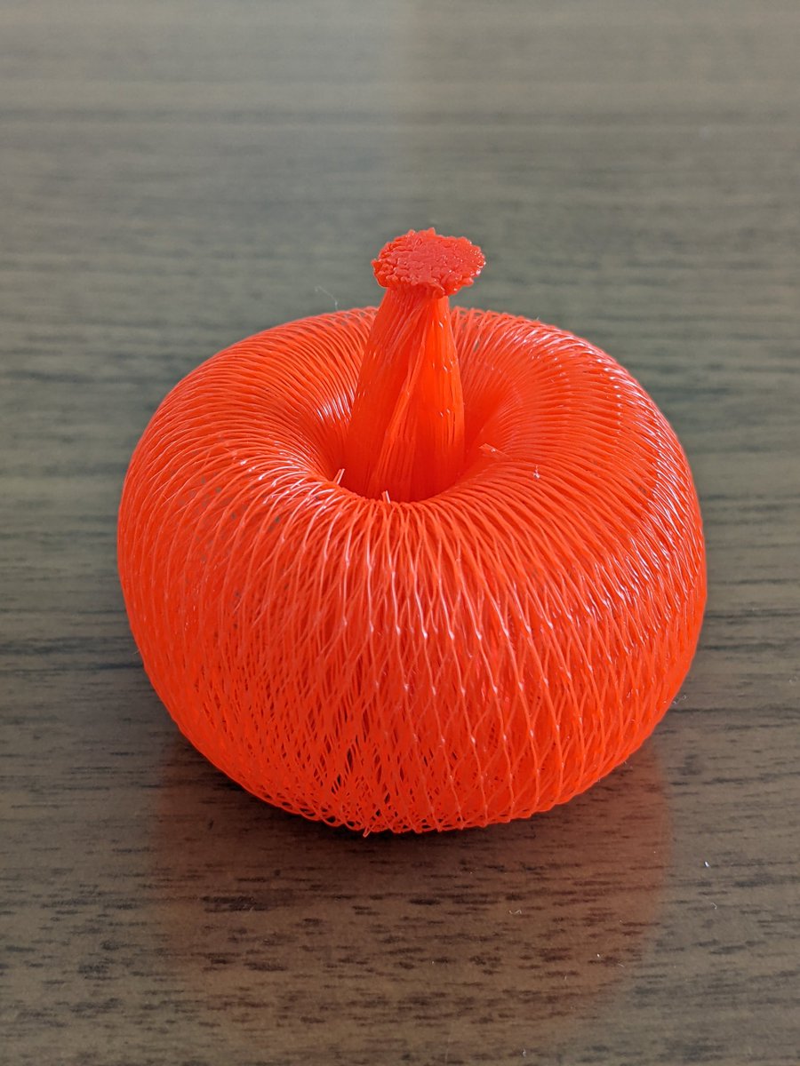 みかんのネットで作ったりんごに、娘が興味津々☺️ #子育て #みかんの