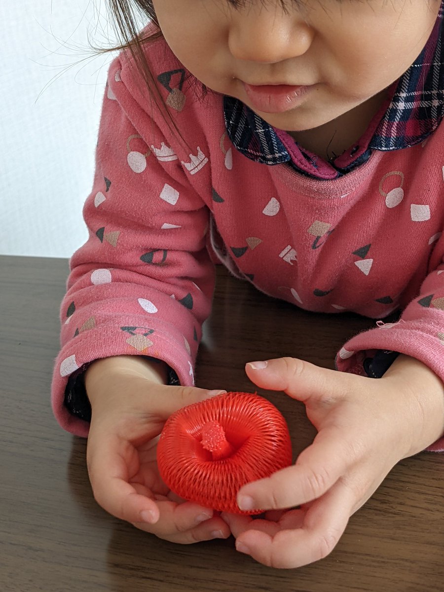 みかんのネットで作ったりんごに、娘が興味津々☺️ #子育て #みかんの