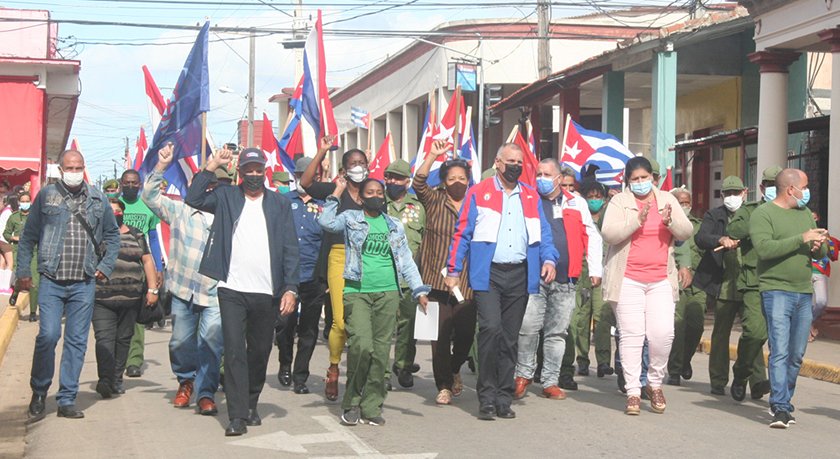 AylinAlvarezG's tweet photo. Emociona ver a los jóvenes de Artemisa y Pinar del Río reeditar la Caravana de la Libertad, otro 17 de enero victorioso. Otra vez Fidel y la obra de la Revolución   se funden en un abrazo eterno con.el pueblo. #VamosConTodo @DiazCanelB @DrRobertoMOjeda @UJCdeCuba https://t.co/dDSe2BN8mo