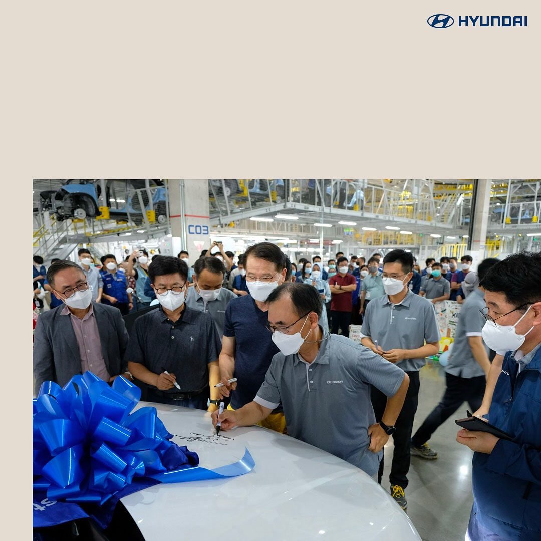 Sejarah resmi ditorehkan. Bersama jajaran manajemen Hyundai Motors Indonesia, lewat acara yang dirayakan dengan penandatanganan mobil, hari ini resmi jadi momentum dimulainya produksi massal Hyundai CRETA.