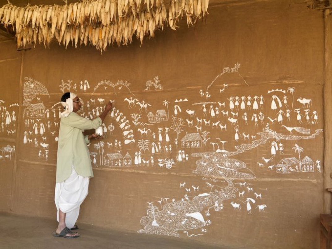 InfoGujarat's tweet photo. Warli paintings of Saputara-The word “ Warli” comes from “warla” which means a piece of land or a field,the tribes of the area are also called Warli.Come and explore the arts &amp; culture of #Saputara #Gujarat 

#GloriousGujarat #GazabGujarat #GoonjeGujarat https://t.co/lsSRqUehMN