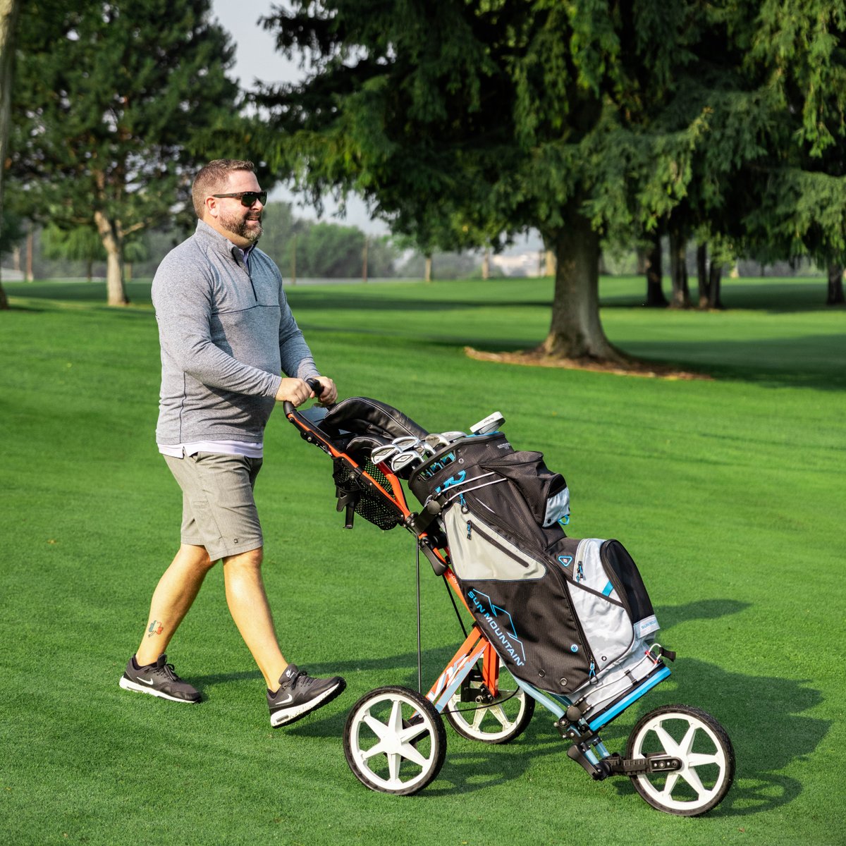 SunMountainGolf's tweet photo. Do you have a Sun Mountain Sports push cart? What model is it? Do you recall what year you purchased it? #SunMountainGolf #PushCarts #BuiltToLast #RollingInStyle https://t.co/y63WNNrJBF