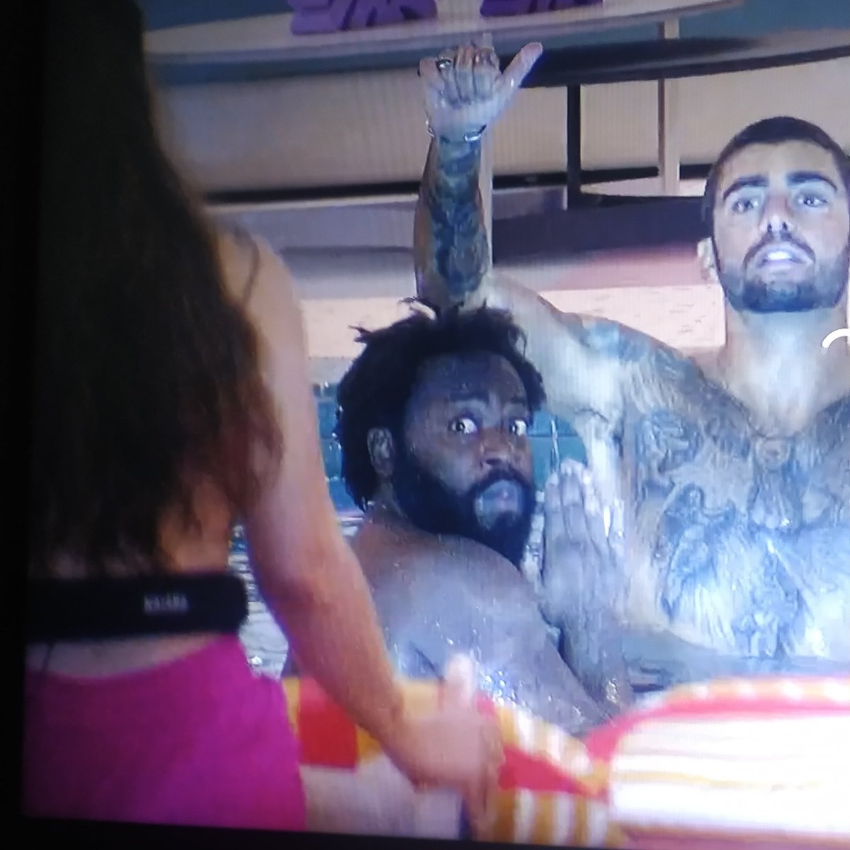 macedocapetinha's tweet photo. esse frame que a GloboPlay travou com o acerola se assustando com a Naiara me pegou desprevenido #BBB22 https://t.co/mPZncAbThc