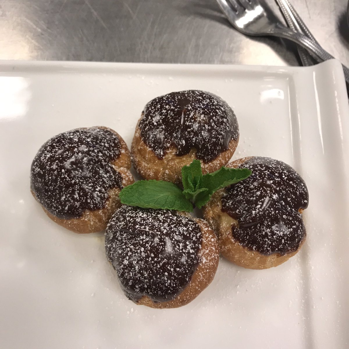 chefjeanluc's tweet photo. Gisteren examen pâtisserie afgenomen van 7 van onze cursisten…je wil niet weten hoeveel suiker ik achter de kiezen heb!…#sugarstop now! #cvosvg #spermalie #brugge #eenjarigeopleidingkokenkelner https://t.co/cHcHXkTP6C