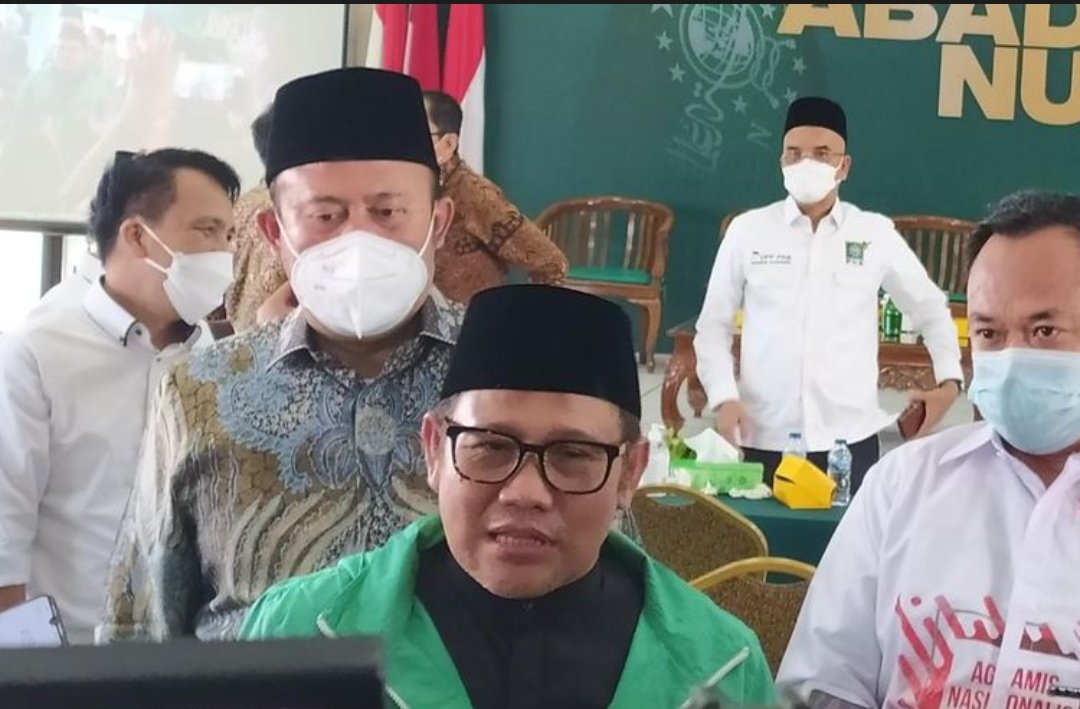 yakobmohamad6's tweet photo. Wakil Ketua DPR Muhaimin Iskandar mengritik kebijakan pemerintah yang mencabut larangan penerbangan internasional dari 14 negara. 
@cakimiNOW
@DPP_PKB
@Jazilul_Fawaid
@EmHasanuddin
@halimiskandarnu 
@imansyukri 
@malik_haramain 
@FraksiPKB https://t.co/B2hLF0JDFf