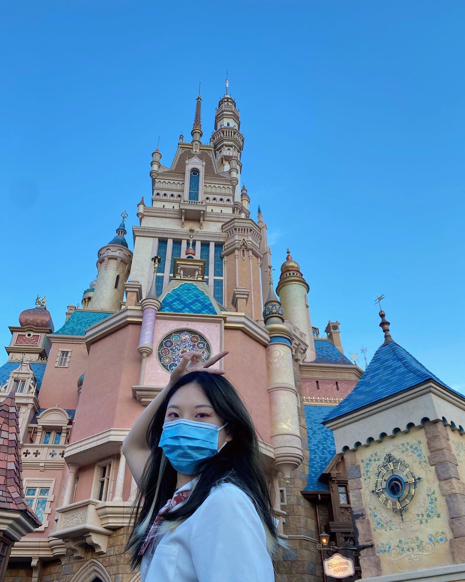 FionaNa_Na's tweet photo. ✨ ʜᴀᴘᴘʏ ᴇᴠᴇʀʏᴅᴀʏ

old photos in 2021😂
 #HongKongDisneyland #travel https://t.co/TCjEdpDAez