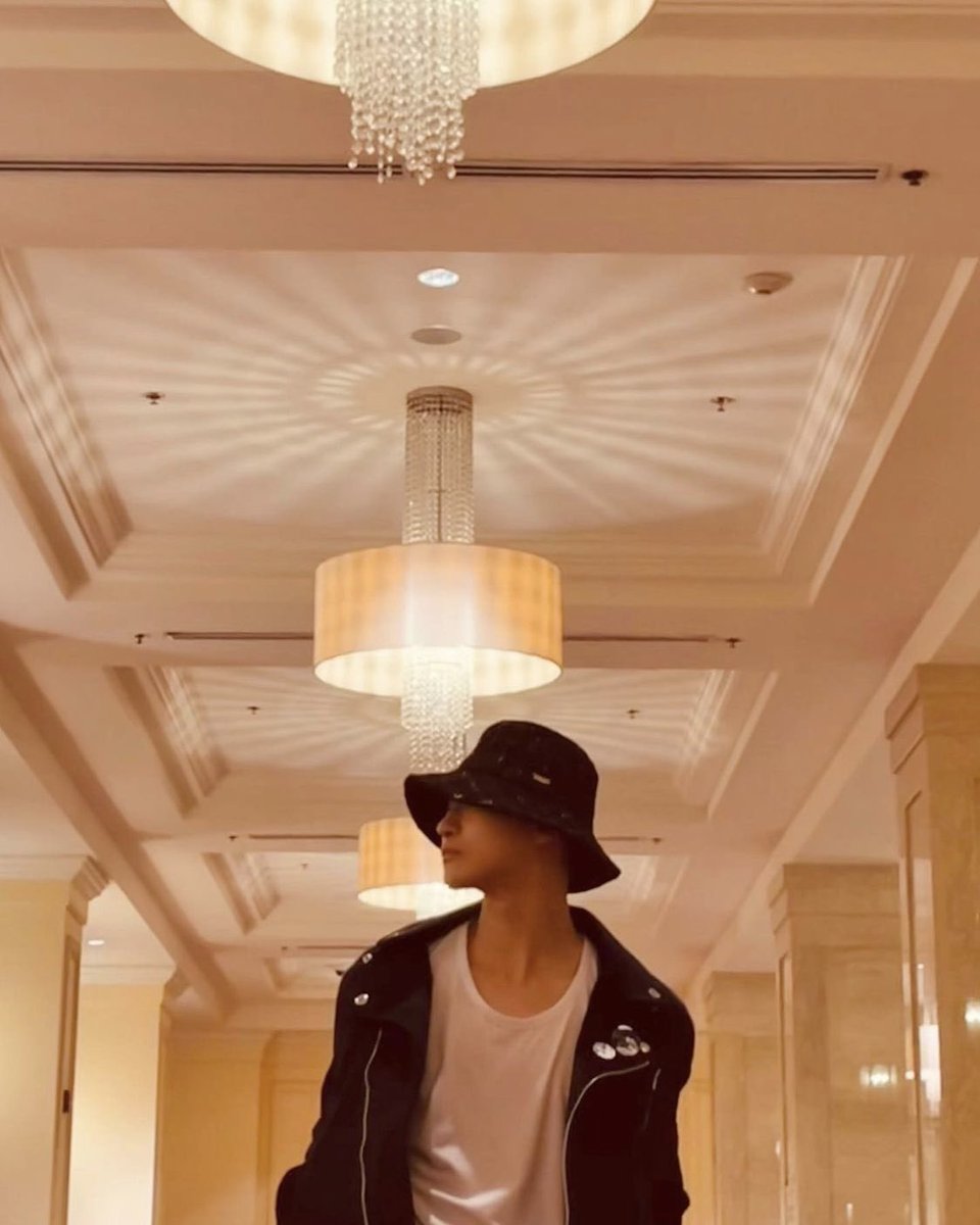 sandorokis's tweet photo. [#인星화그램] runway https://t.co/wSzpJwMj9M