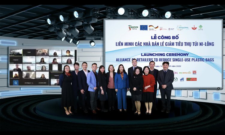 conan_herve's tweet photo. #Hanoi le 14/01 a été lancée par le #ISPONRE & #DOIT avec l’appui du projet #ReducingPlastics , l’Alliance des supermarchés pour réduire l’usage des #sacsenplastique :
✅ réduction des sacs à usage unique
✅ sensibilisation des consommateurs et des producteurs
@EUDelegationVN https://t.co/SEcO6Si1xE