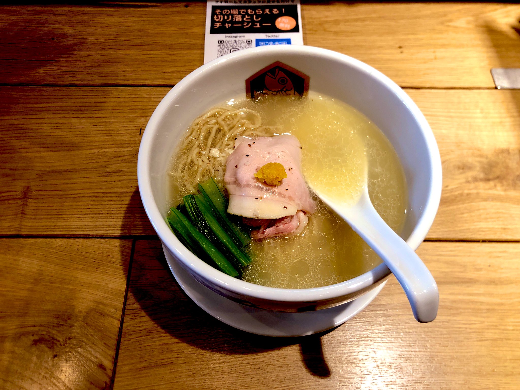 Picnic 久しぶりに街にくりだしたので 髪切って ラーメン 美容師の方にオススメしてもらった 麺魚の真鯛ラーメン 鯛の旨味がしっかり効いたスープが美味しすぎて 麺よりスープをおかわりしたいくらいだった 美味 T Co X9tlxhnumv Twitter