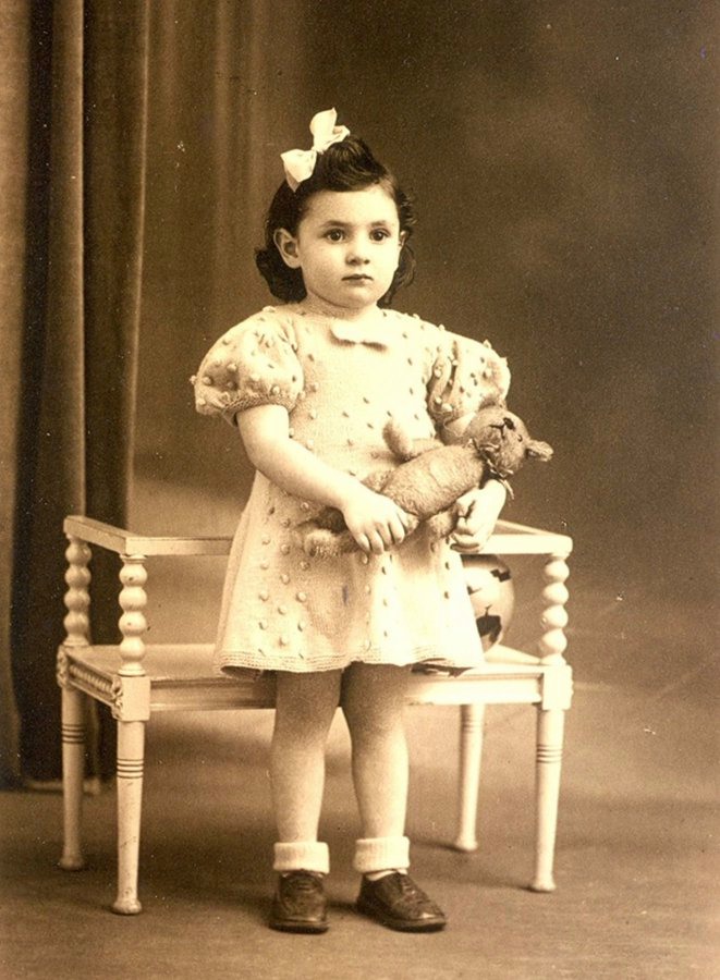 الطفلة اليهودية فريدا يونغست قُتلت في معسكر الإبادة النازي أوشفيتز في مثل هذا اليوم من عام 1943، وكان…