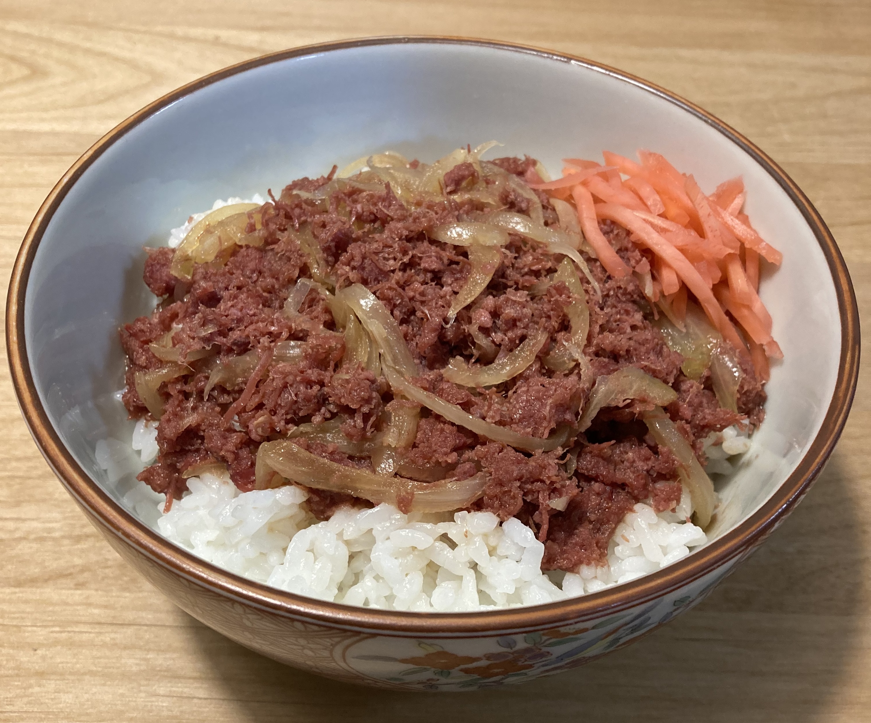 ノザキ ノザキのコンビーフ 公式 コンビーフ牛丼を作りました 超簡単 がっつり系メニューです 作り方 １人分 鍋に めんつゆ 水を入れて火をかけ 沸騰したらカットした玉ねぎ1 4個を入れて煮る そして コンビーフ１個を投入 ほぐしながら