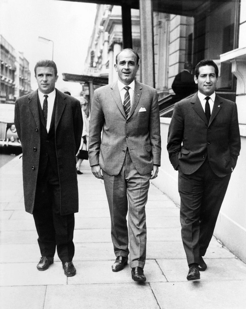 Di Stéfano, Puskas y Gento caminan juntos por el cielo de Madrid.