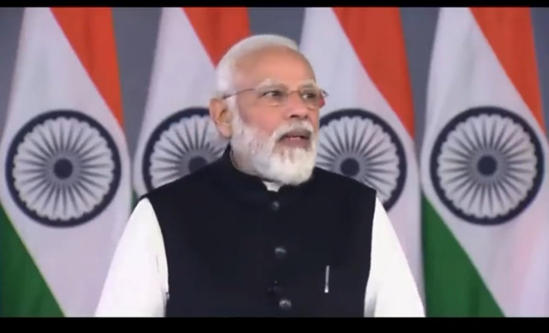 RRPSpeaks's tweet photo. 'इकॉनॉमिक फोरम'च्या ऑनलाईन बैठकीत काल बोलत असताना Teleprompter बंद पडल्याने पंतप्रधानांच्या भाषणात अडथळा आल्याचा व्हिडिओ सगळीकडे व्हायरल होतोय... अनेकजण याबाबत खिल्ली उडवतात... पण मला वाटतं अशी खिल्ली उडवणं चुकीचं आहे... https://t.co/fKJiRyAdYA