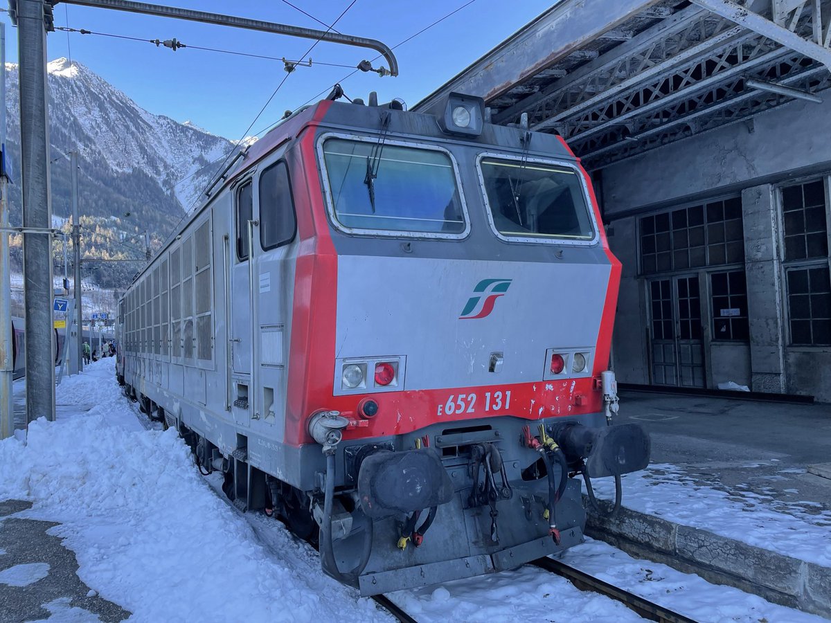 Kenny07058426's tweet photo. La E652-131 Machine appartient à Treinitalia est garée à Modane elle est destiné à prendre le Relais des machines françaises comme c’est le Cas sur le Fret Livrée Rouge Trenitalia @trenitalia_fr @Italia_fra #E652 #Trreinitalia #Italie #Rivarossi https://t.co/Qz0HxEYZW9