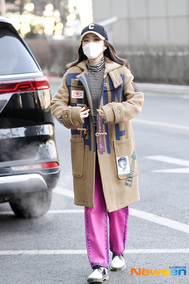OhanaSsan's tweet photo. [PHOTOS] Press photos of @krungy21 arriving at MBC for her radio guesting at FM4U's 2PM Date with Muzie and Ahn Young Mi. Our gorgeous Darong be looking swag swag. You did well today love. 🧡

#2pmDateWithSANDARA

#SandaraPark #산다라박 #DARA #다라 https://t.co/GFhMX6N9nq