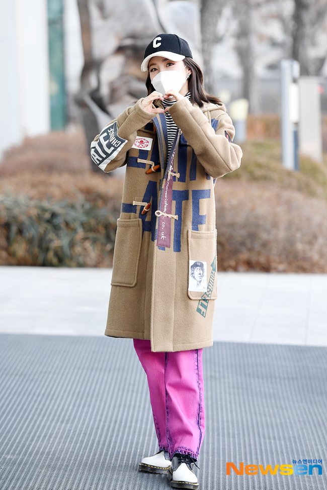 OhanaSsan's tweet photo. [PHOTOS] Press photos of @krungy21 arriving at MBC for her radio guesting at FM4U's 2PM Date with Muzie and Ahn Young Mi. Our gorgeous Darong be looking swag swag. You did well today love. 🧡

#2pmDateWithSANDARA

#SandaraPark #산다라박 #DARA #다라 https://t.co/GFhMX6N9nq