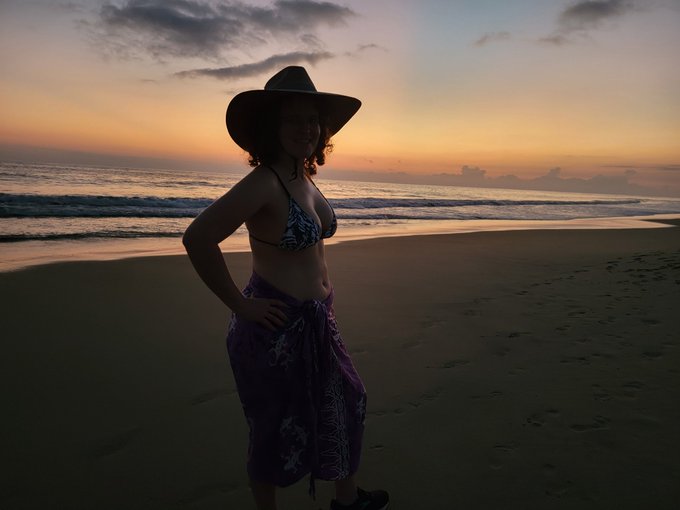 I saw crocodiles 🐊 and released black baby turtles 🐢 into the ocean.  It was a fun day https://t.co/