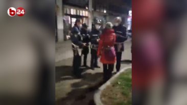 viaggrego's tweet photo. IN 10 CONTRO UNA #DONNA: LA #MULTANO (DA SOLA) PER LA #MASCHERINA ABBASSATA (GUARDATE IL #VIDEO E POSSIBILMENTE #CONDIVIDETE)
https://t.co/Rvl5CBkXhy https://t.co/u6Ggp9BLUE