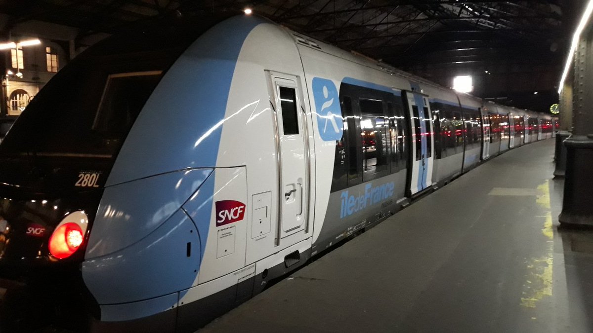 Escalazare's tweet photo. 🔸[Privilège de cheminot N °4]
La nuit, on discute avec la rame 280L, on se raconte nos journées. 
Elle m'envie d'avoir ce liseré rouge sur mon uniforme. 😂#StopBleuIDFM https://t.co/mdMlA1RTVf