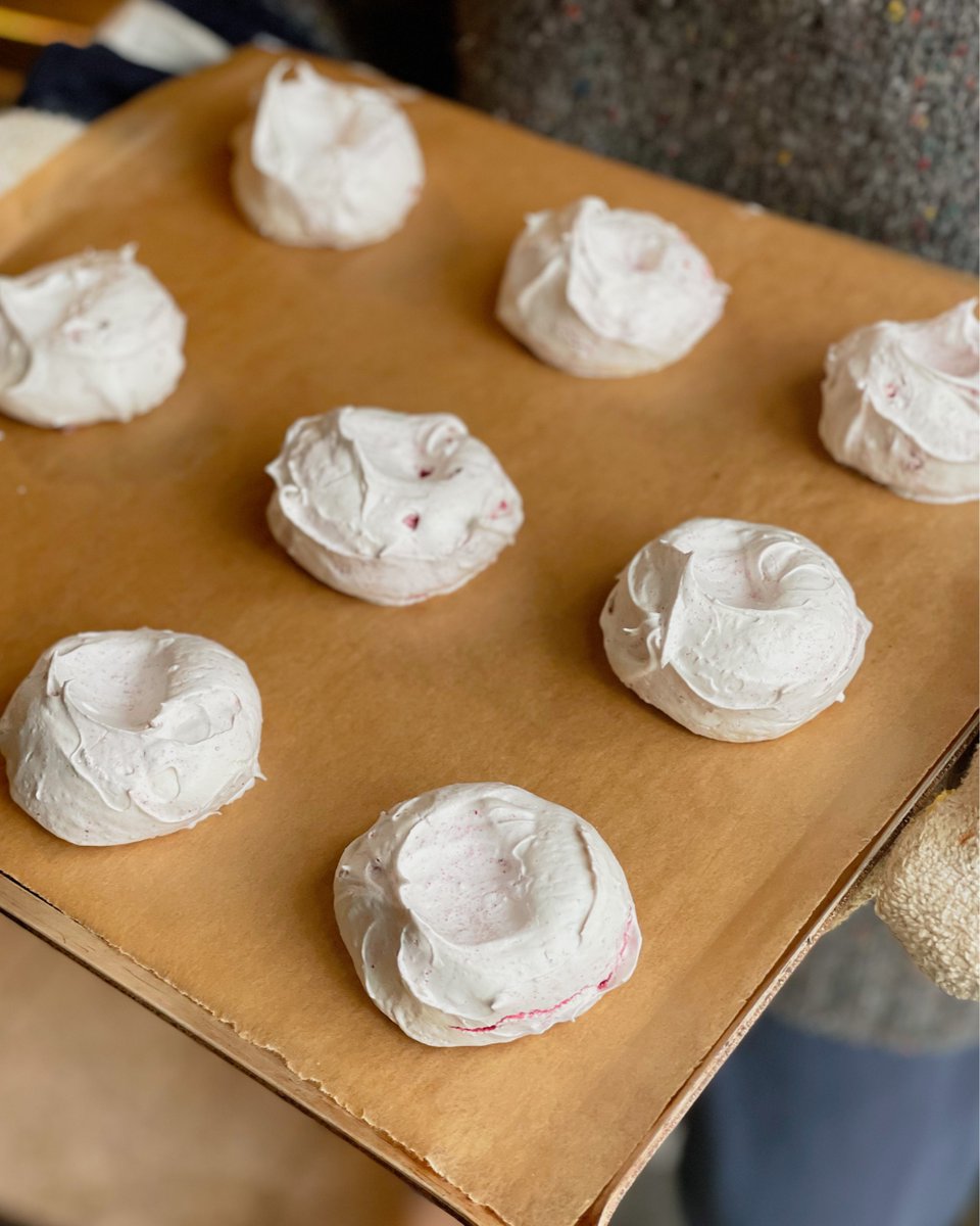 Baiser! Diese habe ich mit etwas gefriergetrockneten Himbeeren verfeinert. Das gibt ihn so einen schönen Geschmack! xxx Cyn

#meringue #baiser #himbeeren #modernbaking #homemade #cynthiabarcomi