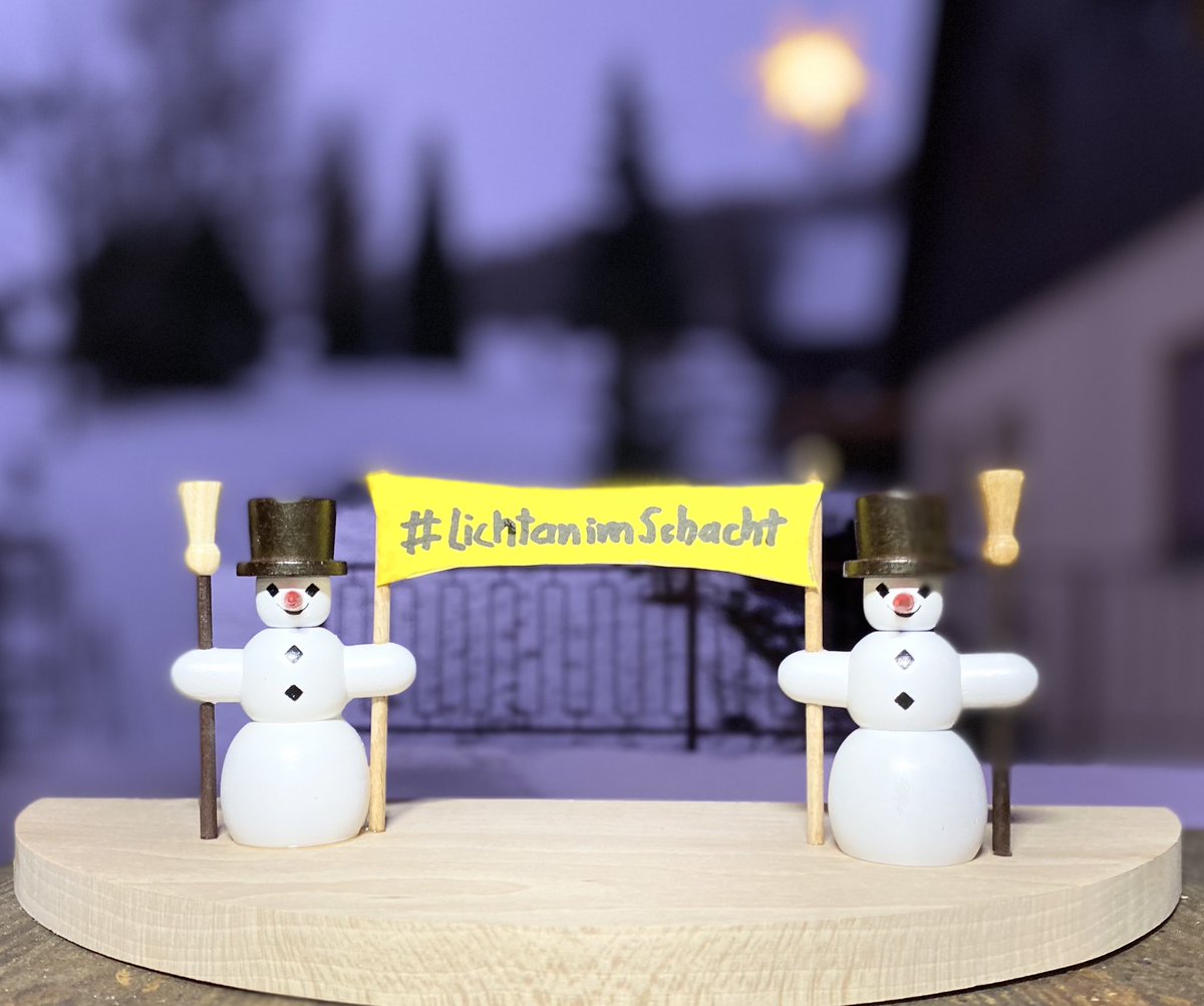tino_guenther's tweet photo. 18. Januar, der #coolste #tag des Jahres: #welttagdesschneemanns 😎 #lichtanimschacht https://t.co/FvBZPcxnkF