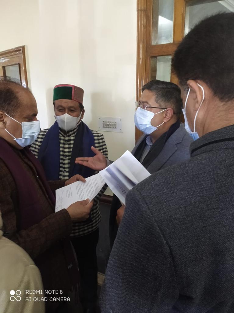 SanjaySDutt's tweet photo. On @AgnihotriLOPHP initiative, a #Congress #MLA delegation - #JagatSinghNegi, #LakhvinderRana, @PawanKajal3, #AshishButail &amp; @bhawanipathania today met CM @jairamthakurbjp to demand that the illegal expulsion of #NSUI Student ldrs of HPU by VC be revoked.

https://t.co/rPMBxZGt5d https://t.co/m24bxzwQZR