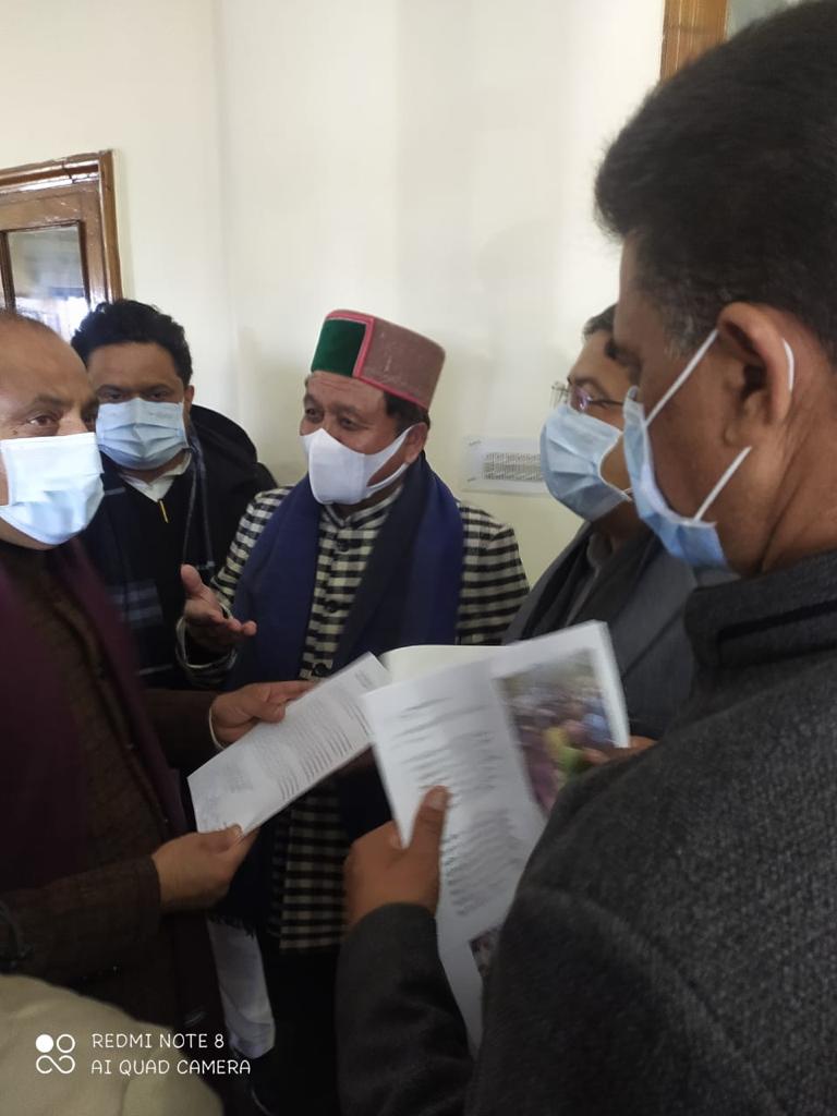 SanjaySDutt's tweet photo. On @AgnihotriLOPHP initiative, a #Congress #MLA delegation - #JagatSinghNegi, #LakhvinderRana, @PawanKajal3, #AshishButail &amp; @bhawanipathania today met CM @jairamthakurbjp to demand that the illegal expulsion of #NSUI Student ldrs of HPU by VC be revoked.

https://t.co/rPMBxZGt5d https://t.co/m24bxzwQZR