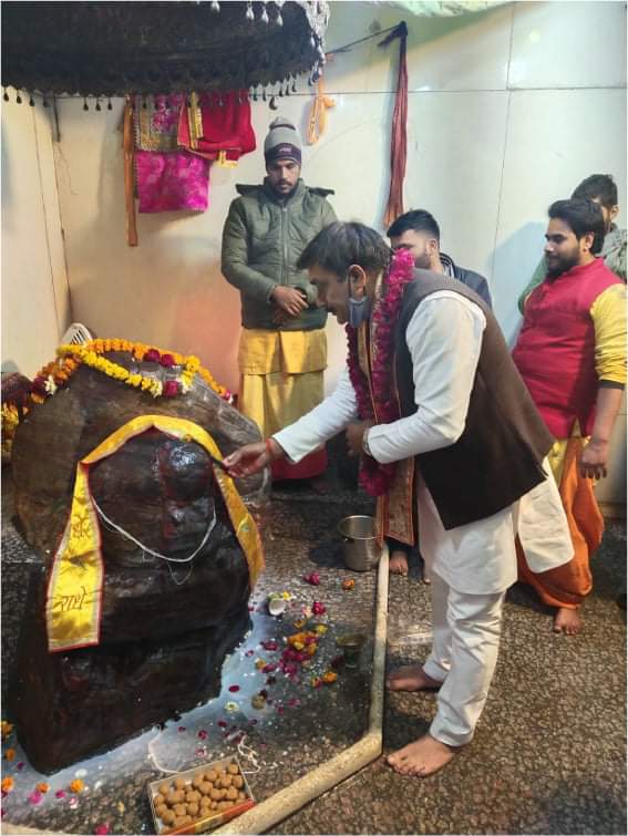 PreetamsinghRLD's tweet photo. आज नामांकन से पूर्व श्री गिर्राज महाराज जी के दर्शन किये व आशीर्वाद प्राप्त किया। श्री गिर्राज महाराज की कृपा गोवर्धन की जनता पर हमेशा बनी रहे, यही मेरी मनोकामना है। श्री गिर्राज महाराज जी गोवर्धन क्षेत्र में विकास और बदलाव के मेरे सपने और संकल्प को पूरा करें। यही प्रार्थना है। https://t.co/MKTIexlSPu