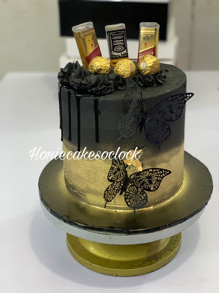 tipsylee1's tweet photo. Black and gold never look this pretty 😍,
Buttercream goodness🥰.
Kindly retweet on your timeline🙏🏾🙏🏾🙏🏾🙏🏾, my client can be on your timeline.
#ibadanbaker#buttercreamcakes
@MKanyes https://t.co/D8N2xO938W