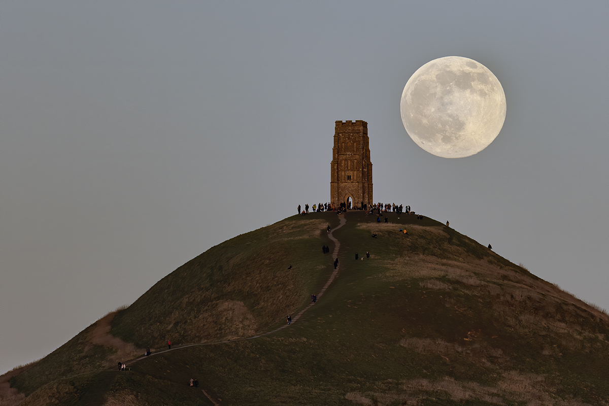 The first full moon of 2022 (the wolf moon) at Glastonbury Tor in Somerset. A better edit that my last post even if both were a little late to the party. #moon #FullMoon #WolfMoon #WolfMoon2022 #glastonbury #glastonburytor #glastonburymoon #glastonburyfullmoon