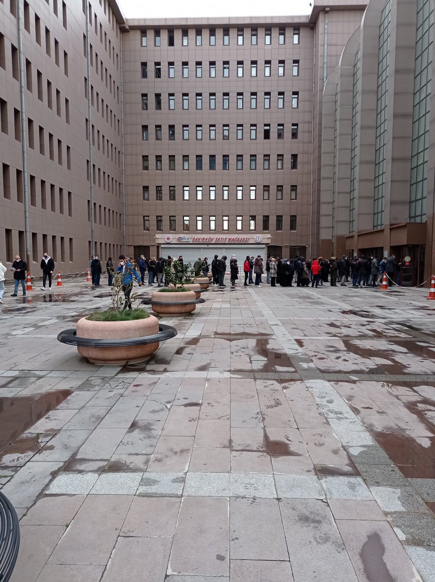 İstanbul Bakırköy'de dolu yağarken Adalete değil adalet binasına erişim kuyruğu