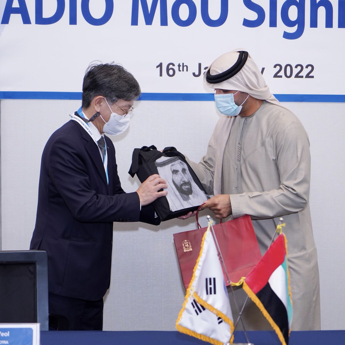 InvestAbuDhabi's tweet photo. Building meaningful partnerships for mutual #growth 🤝
We have signed an agreement with @iloveKOTRA to establish a bridge for South Korean businesses looking to expand and explore opportunities that will create a global impact 📈

 #InvestInAbuDhabi #Partnership https://t.co/4YiGU9PcrI