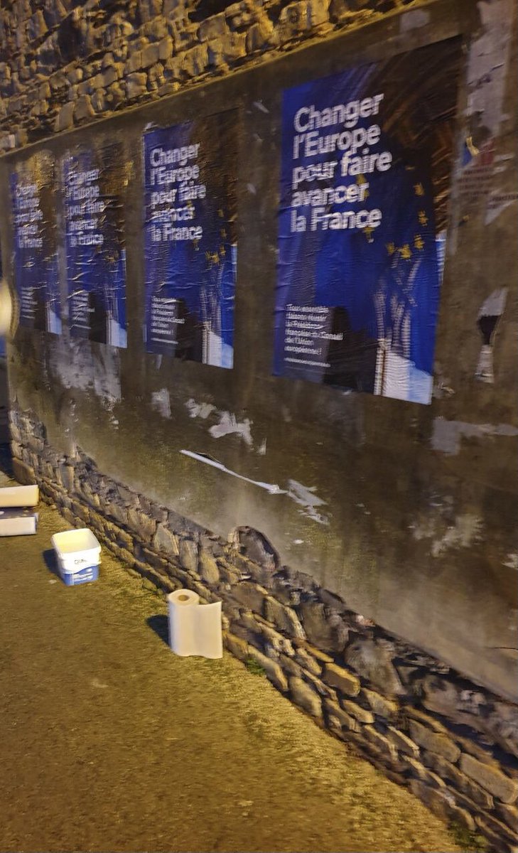 DP_LePartiBZH's tweet photo. Collage #PFUE2022 hier par les militants de la #MajoritePresidentielle en Ille et Vilaine
Changer l’Europe 🇪🇺 pour changer la France 🇫🇷 https://t.co/mYghfoIOVJ