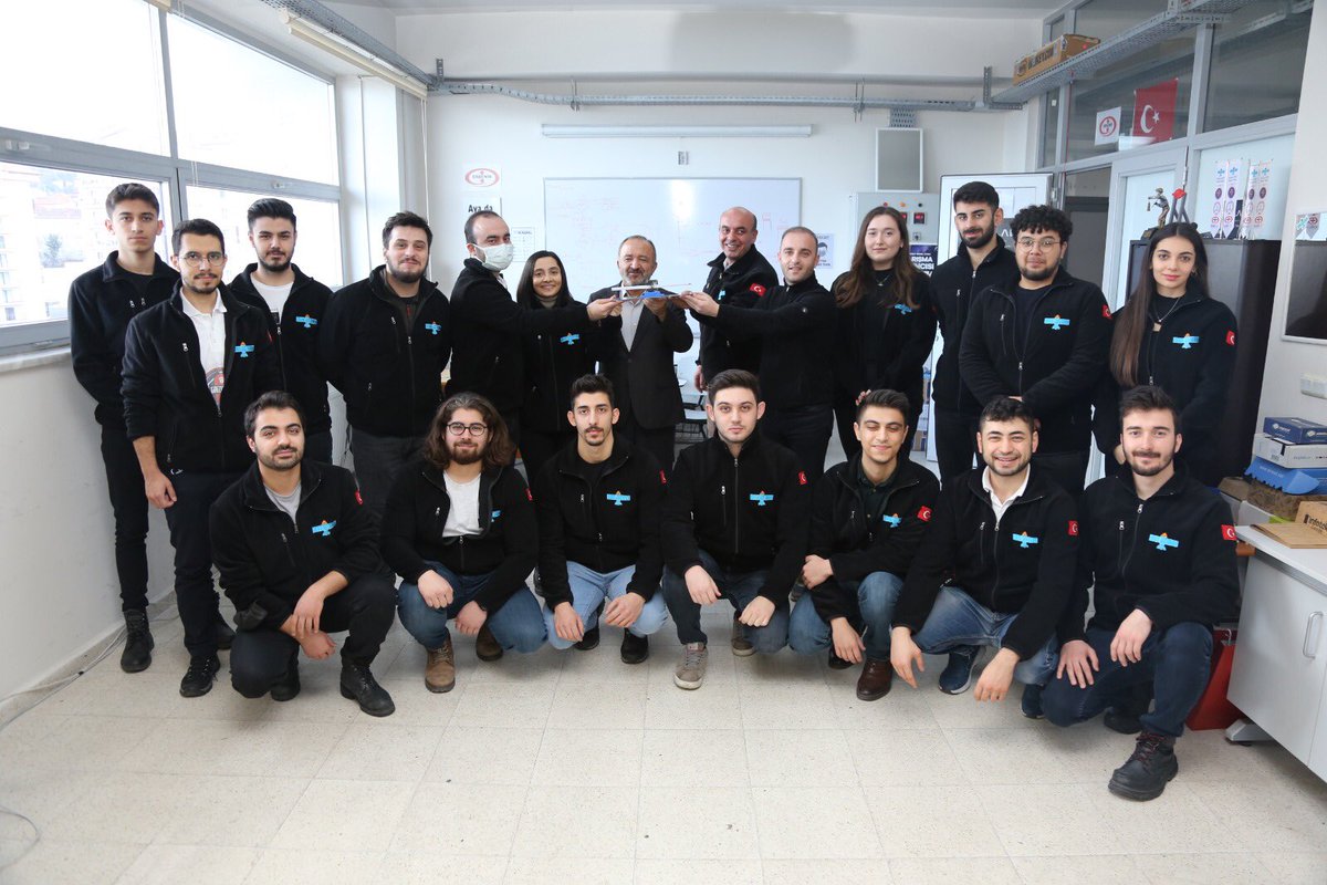 Türk gençliği zekidir, 
Türk gençliği çalışkandır.

Bülent Ecevit Üniversitesi Mühendislik Fakültesi öğrencileri, kurdukları uzay takımı ile Türkiye'nin ilk yerli cep uydusu Grizu 263A'yı üretti. SpaceX tarafından uzaya fırlatılan cep uydu ilk sinyalini 3 saat sonra gönderdi.