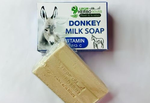 بنات هدوووو شوي لاتطيرون بالعجه  ترا مايبيض الجسم ولا ينعم البشره واللي تصدق هالكلام تطلع😜😂😂