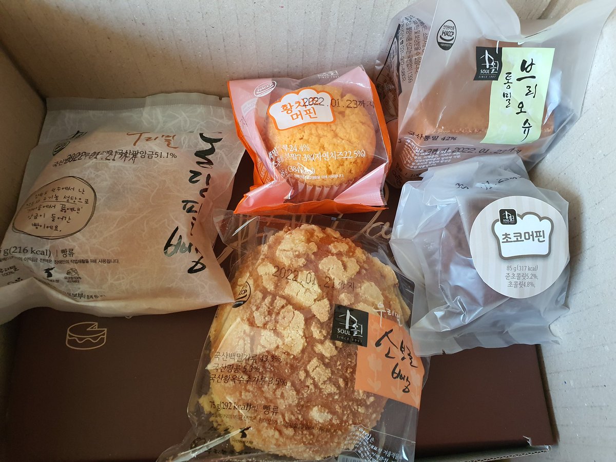 Juana_soop's tweet image. 엄마가 택배 시키신 게 와서 뭔지 봤더니 얼마전에 트위터에서 돌았던 군부대 납품정지당한 빵집이네. 맛있을 줄 알았지만 맛있음. (우리나라 군대에 납품되는 거 특히 식품류는 대따 좋은 것만 들어감ㅇㅇ) 밀도도 높고 많이 달지 않은데도 맛남. 엄마가 트위터를 하시니까 이런 택배를 받는다ㅎㅎ