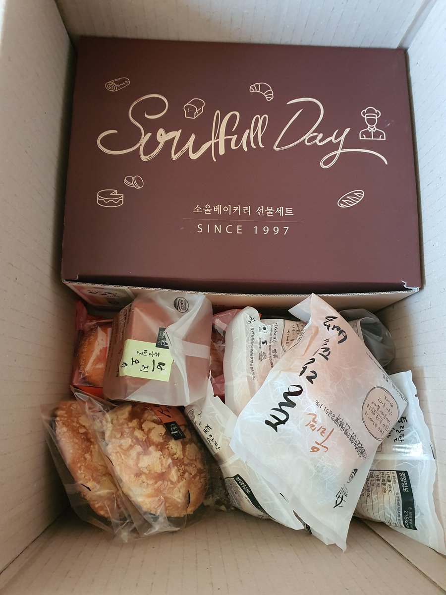 Juana_soop's tweet image. 엄마가 택배 시키신 게 와서 뭔지 봤더니 얼마전에 트위터에서 돌았던 군부대 납품정지당한 빵집이네. 맛있을 줄 알았지만 맛있음. (우리나라 군대에 납품되는 거 특히 식품류는 대따 좋은 것만 들어감ㅇㅇ) 밀도도 높고 많이 달지 않은데도 맛남. 엄마가 트위터를 하시니까 이런 택배를 받는다ㅎㅎ