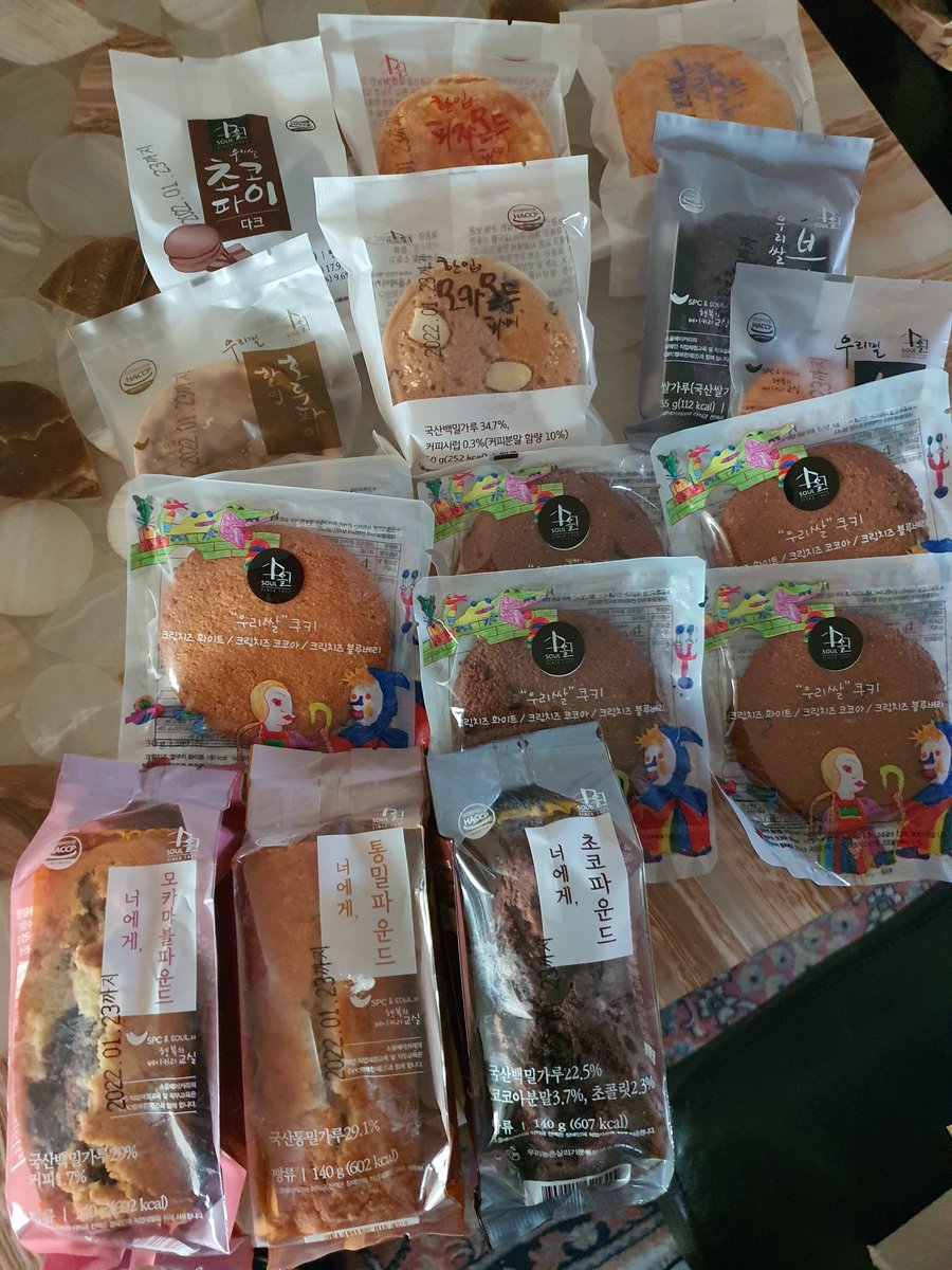 Juana_soop's tweet image. 엄마가 택배 시키신 게 와서 뭔지 봤더니 얼마전에 트위터에서 돌았던 군부대 납품정지당한 빵집이네. 맛있을 줄 알았지만 맛있음. (우리나라 군대에 납품되는 거 특히 식품류는 대따 좋은 것만 들어감ㅇㅇ) 밀도도 높고 많이 달지 않은데도 맛남. 엄마가 트위터를 하시니까 이런 택배를 받는다ㅎㅎ